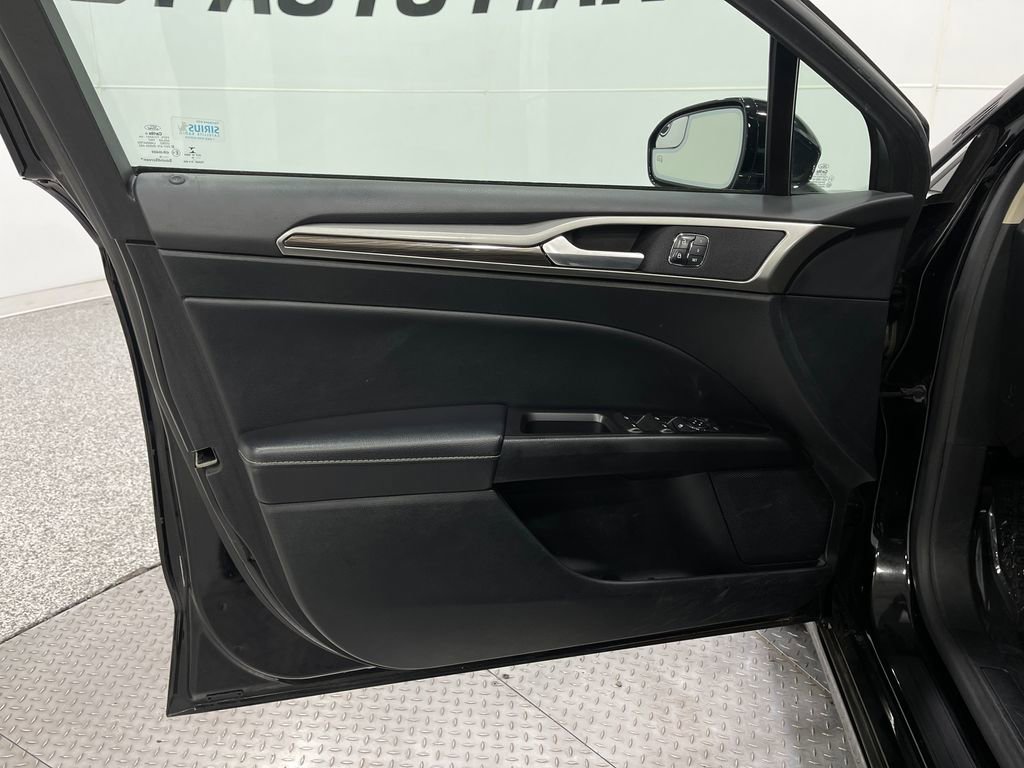 Used 2017 Ford Fusion SE w/ Fusion SE Technology Package image 13