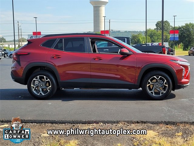 Used 2025 Chevrolet Trax LT image 2