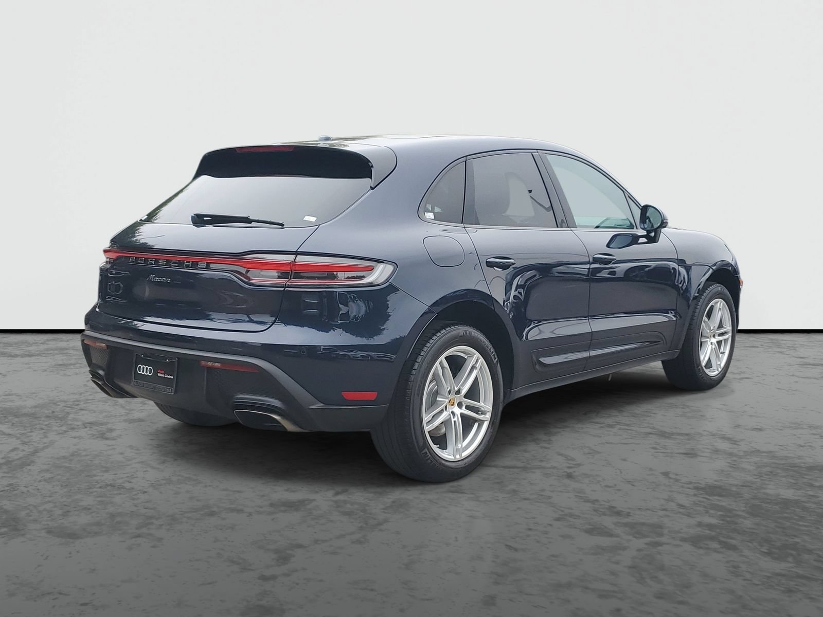 Used 2023 Porsche Macan AWD/4WD image 4