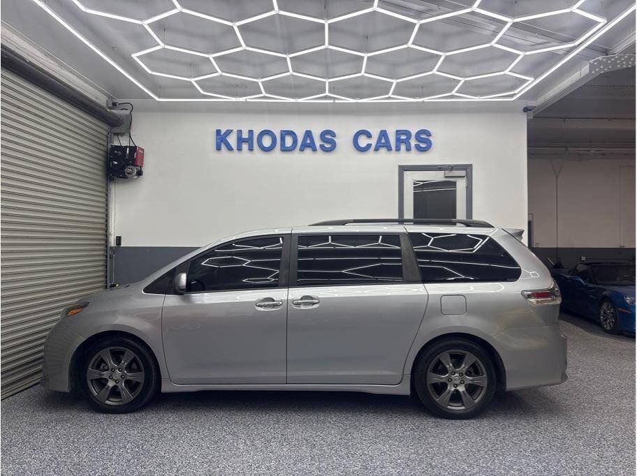 Used 2017 Toyota Sienna SE Premium FWD image 1