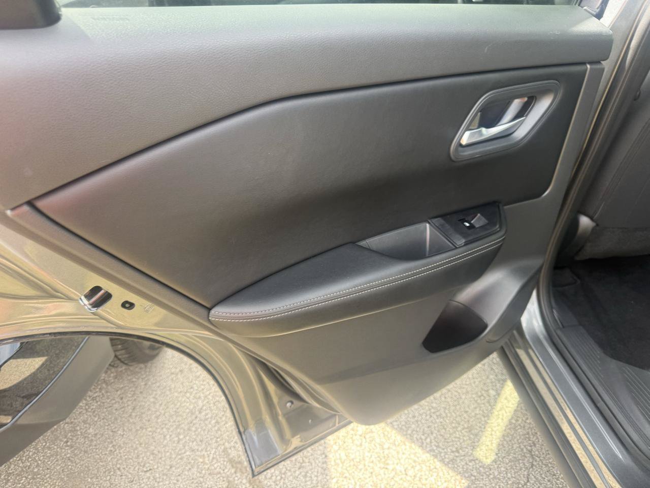 Used 2025 Nissan Rogue SV FWD image 11