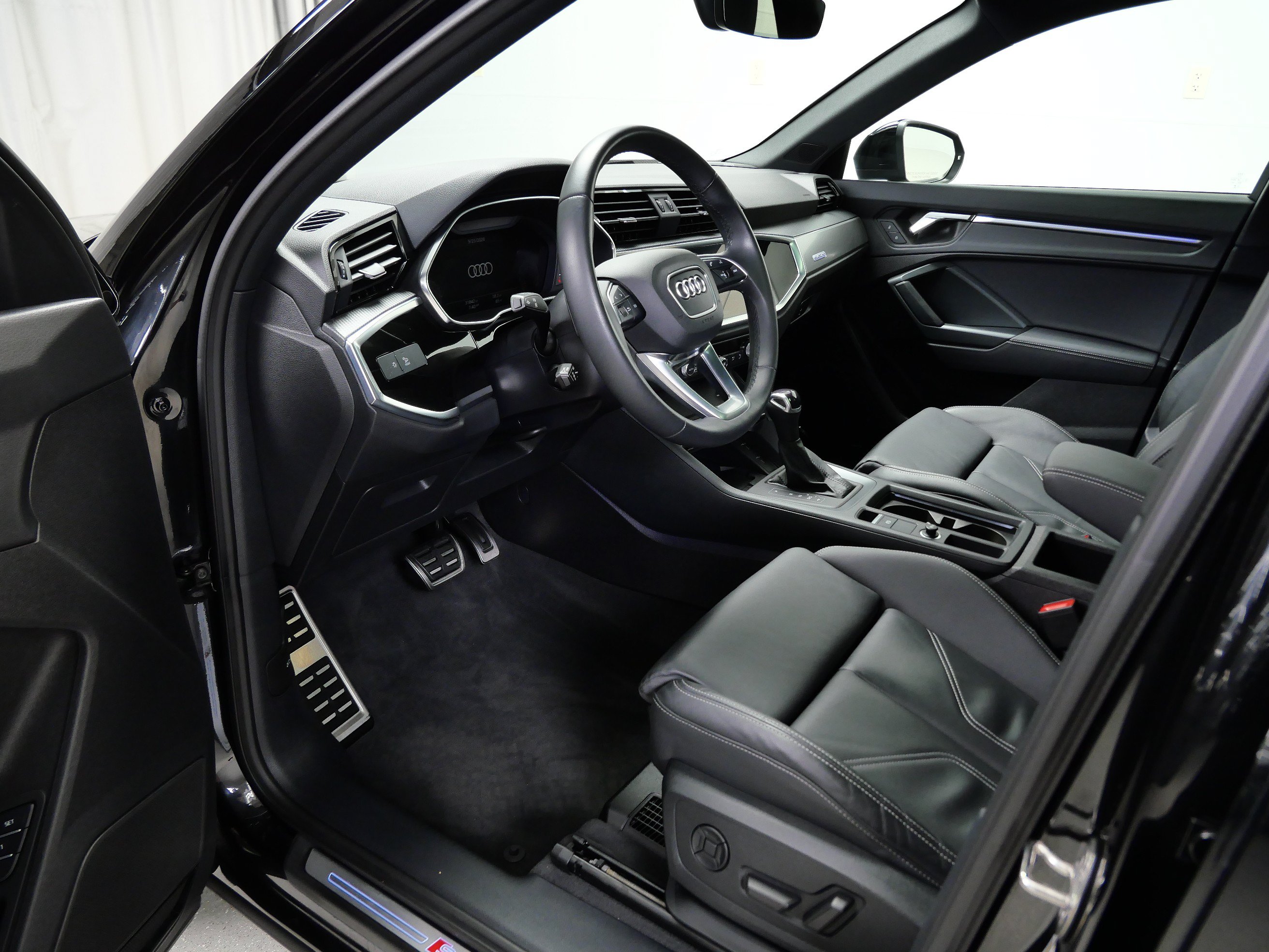 Used 2023 Audi Q3 2.0T Premium Plus w/ Premium Plus Package AWD/4WD image 14