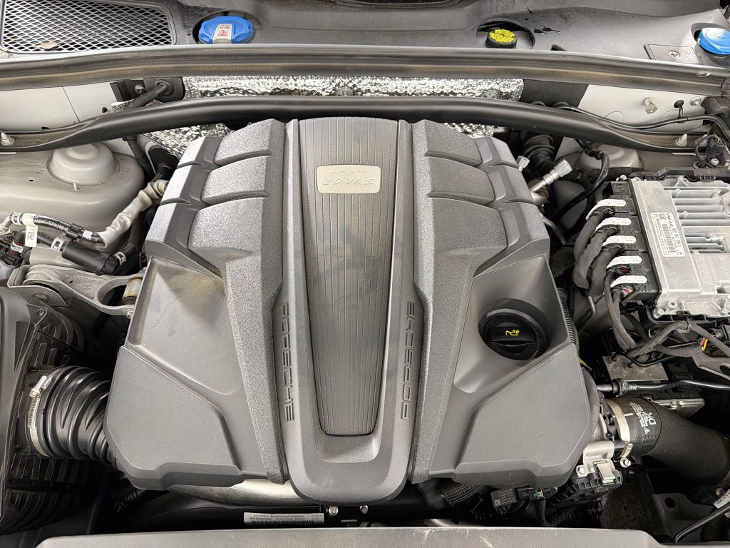 Certified 2023 Porsche Macan S AWD/4WD image 32