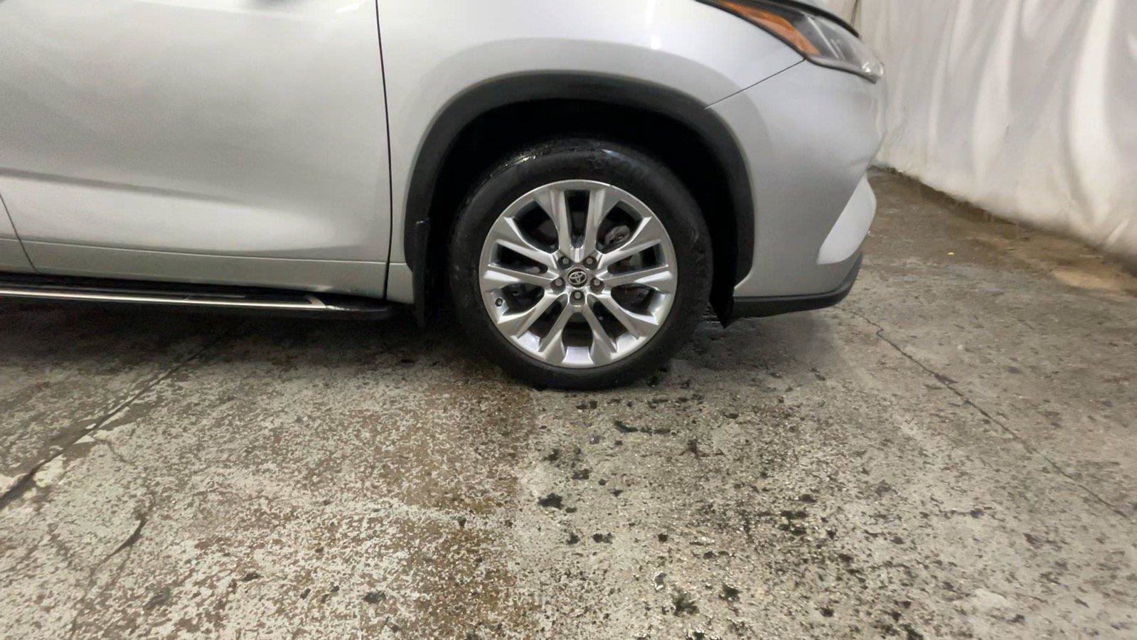 Used 2024 Toyota Highlander Limited AWD/4WD image 15
