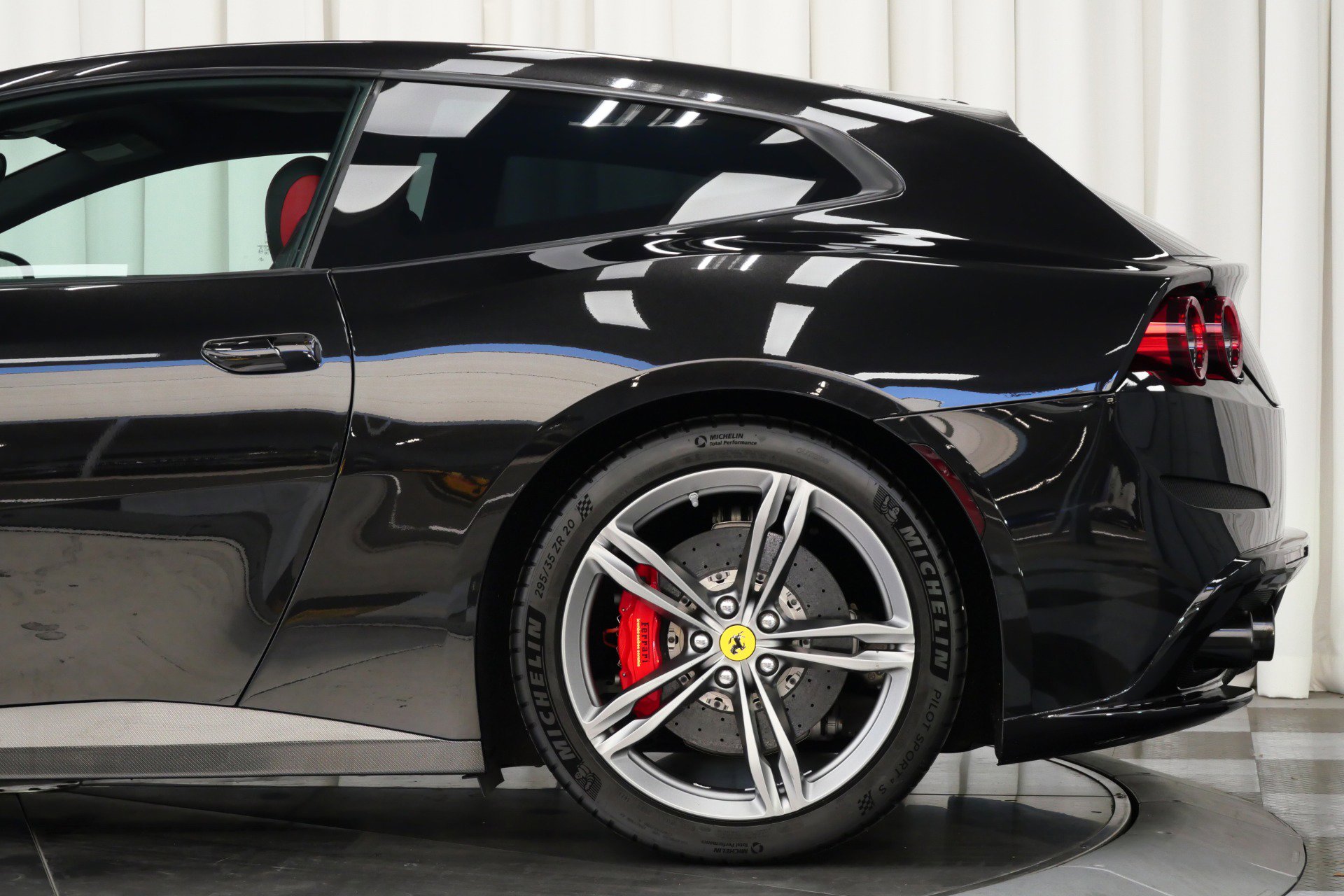 Used 2018 Ferrari GTC4Lusso image 55