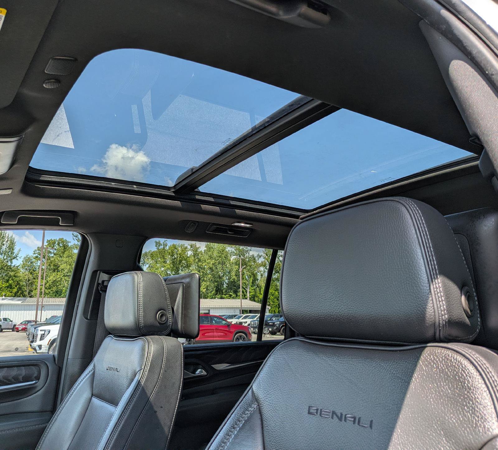 Used 2024 GMC Yukon XL Denali AWD/4WD image 12