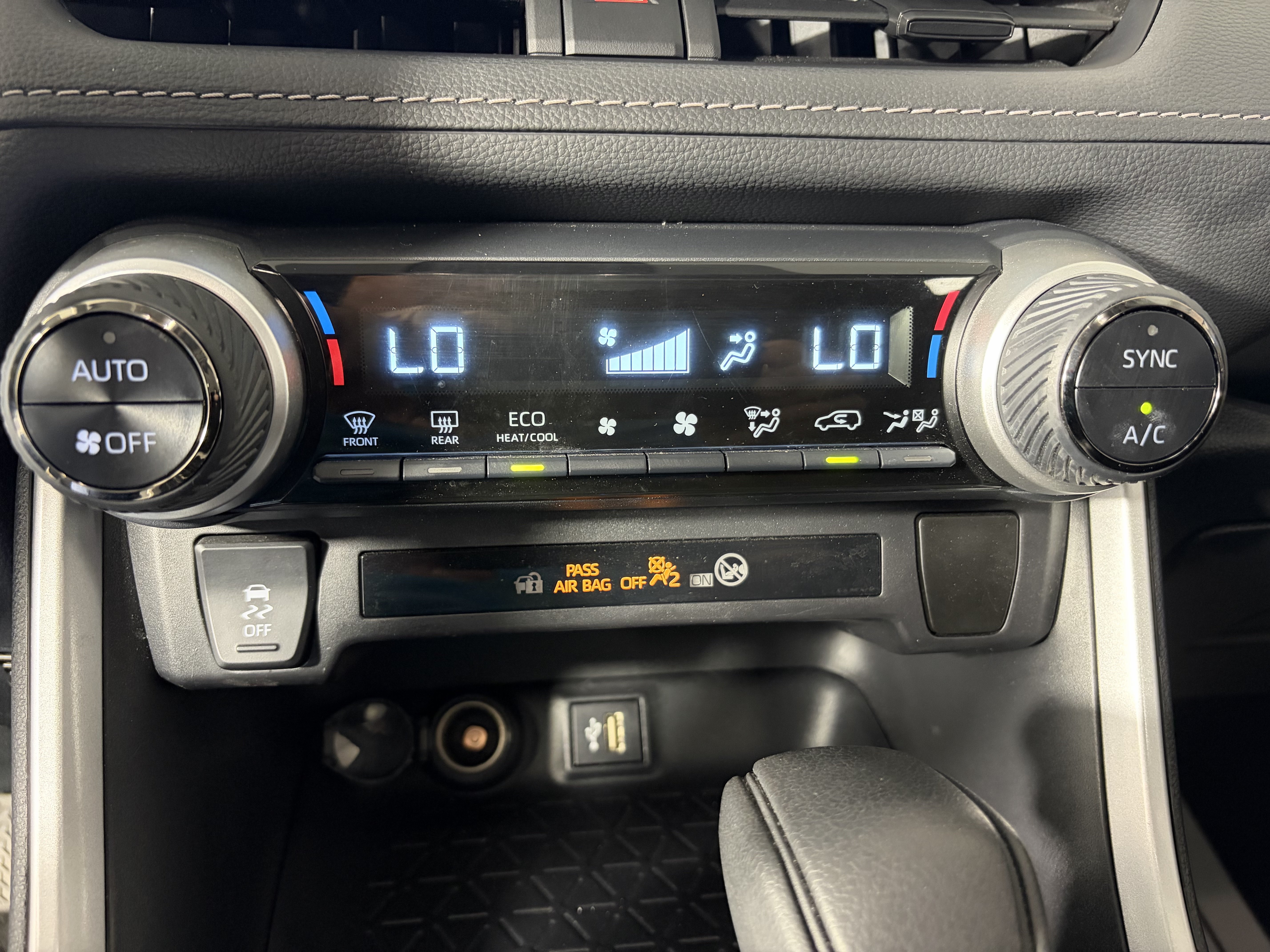Used 2025 Toyota RAV4 XLE AWD/4WD image 23