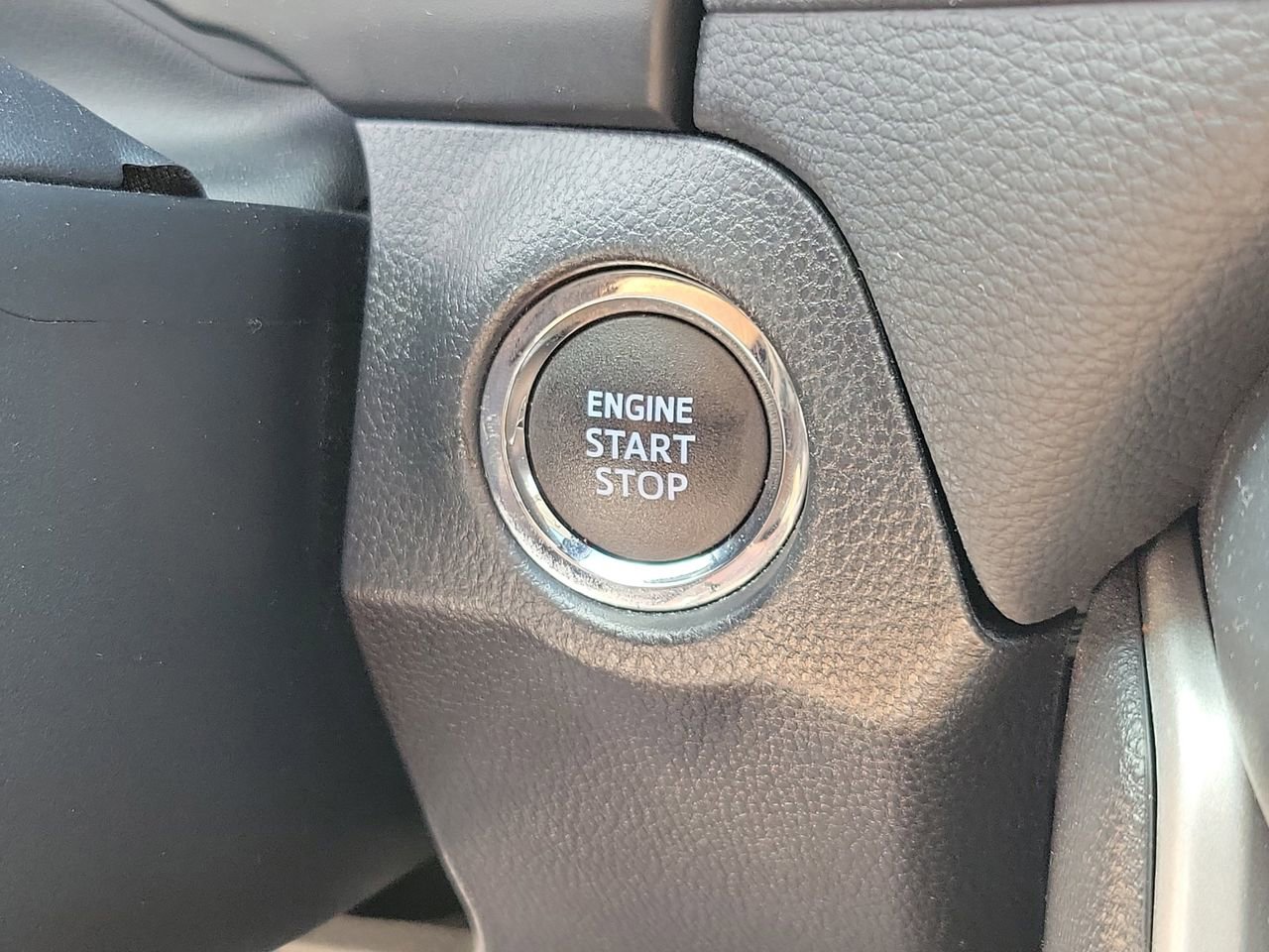 Used 2021 Toyota RAV4 XLE w/ Convenience Package FWD image 31