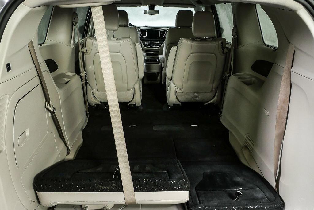 Used 2018 Chrysler Pacifica Touring-L image 31