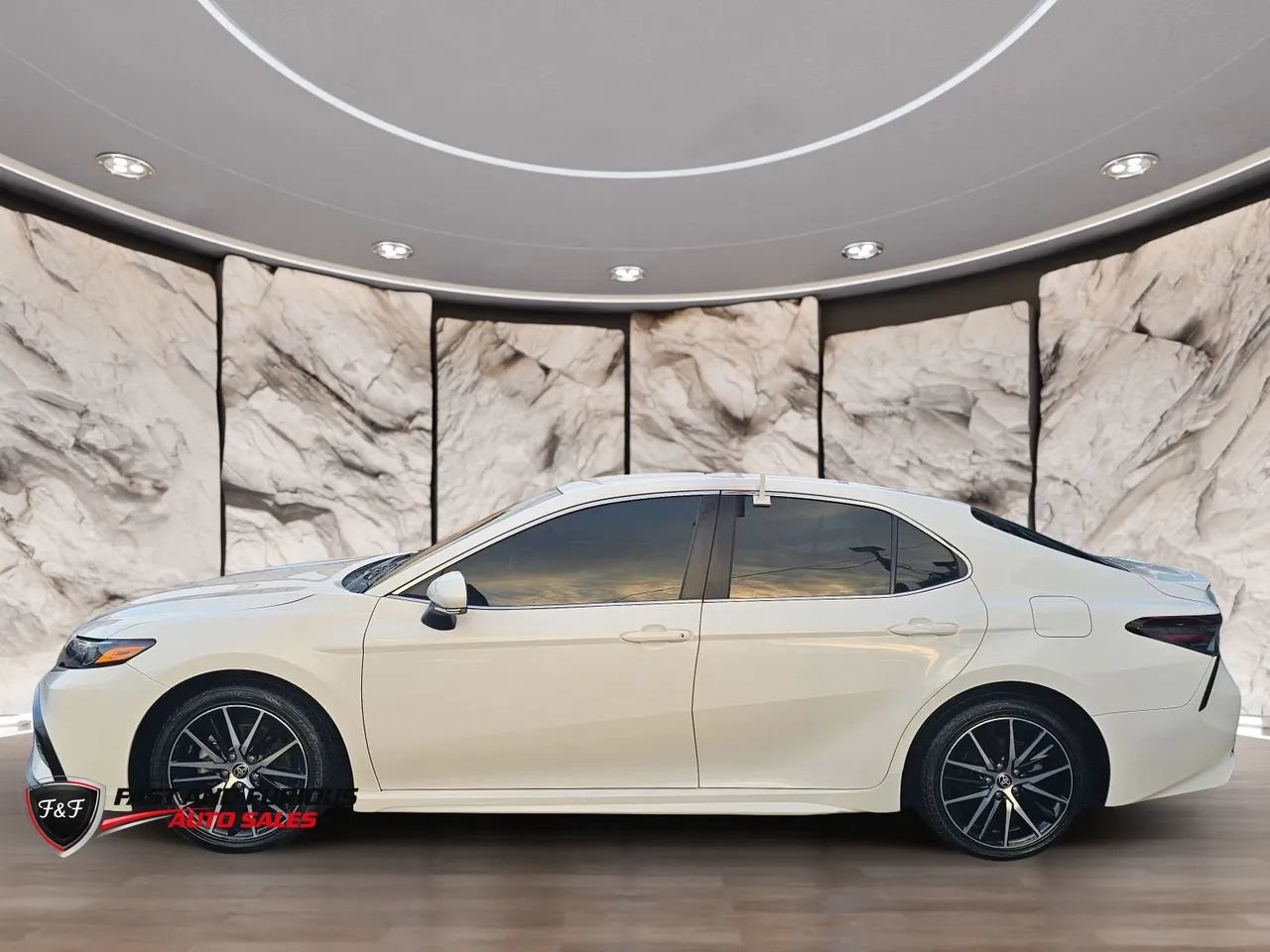Used 2023 Toyota Camry SE FWD image 5