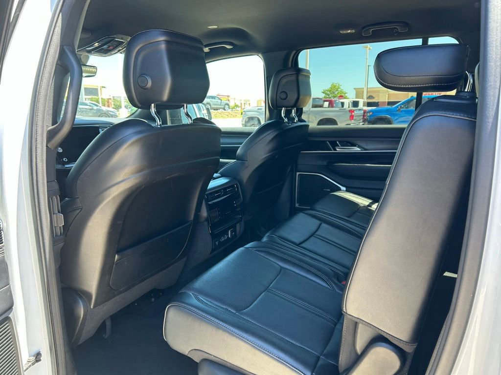 Used 2024 Jeep Wagoneer Series II w/ Flexible Seating Group RWD image 9