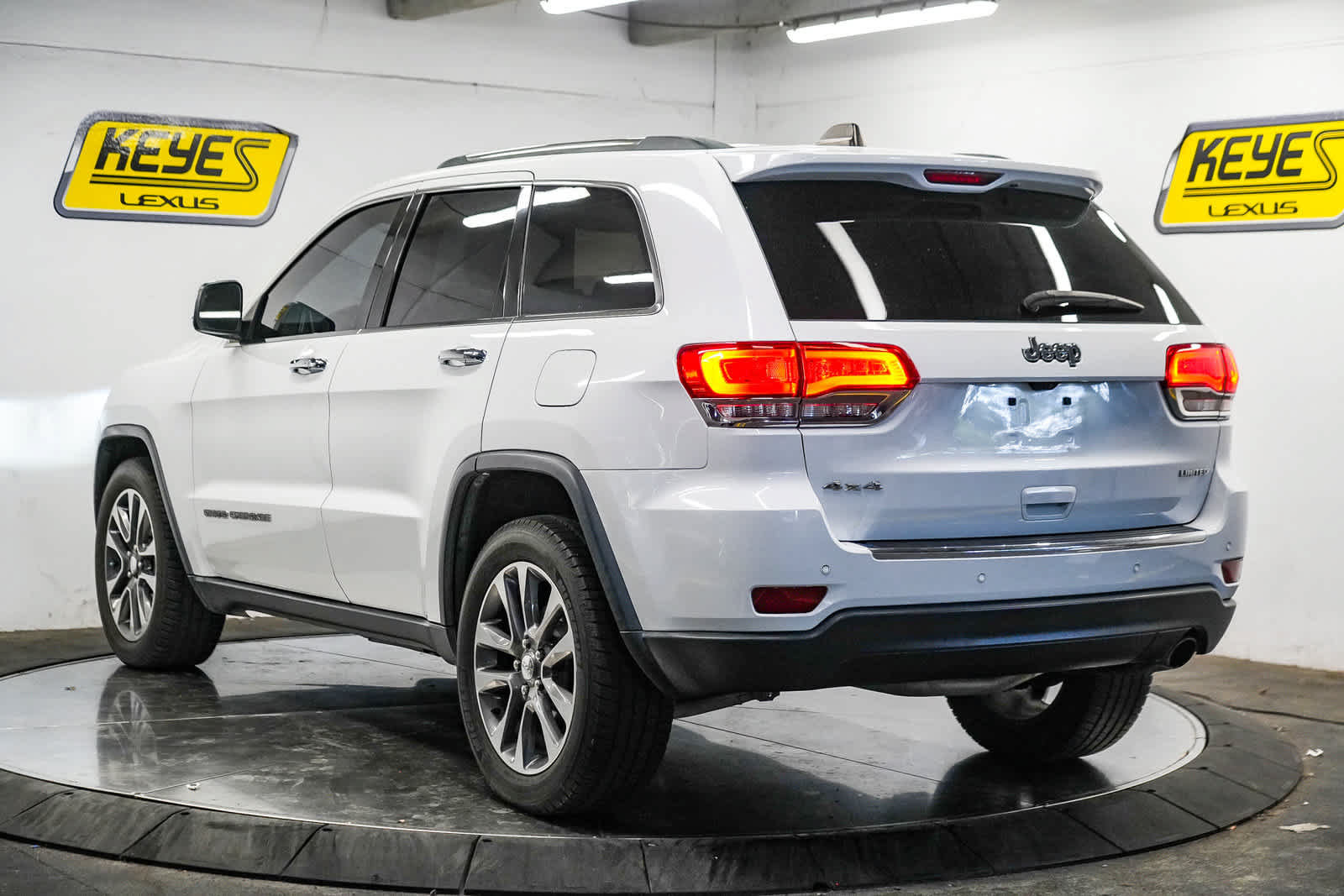 Used 2018 Jeep Grand Cherokee Limited AWD/4WD image 4
