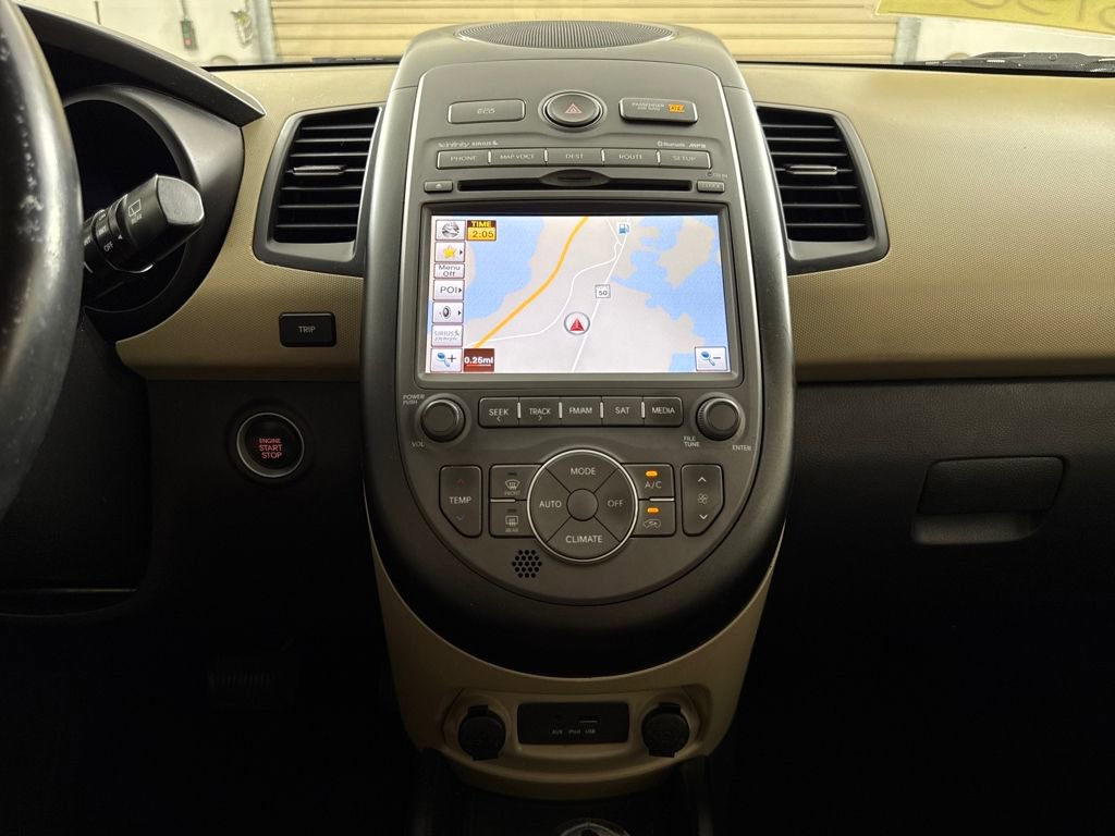 Used 2013 Kia Soul ! w/ Premium Pkg image 19