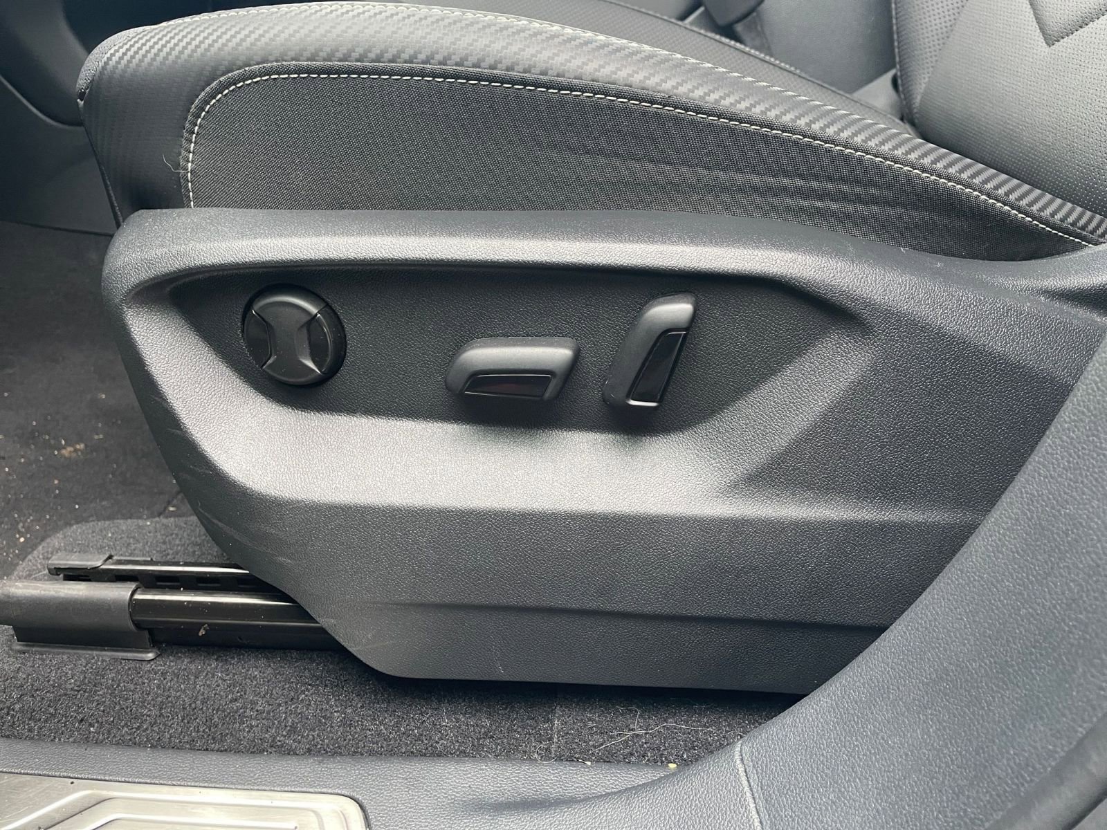 Used 2025 Volkswagen Atlas Cross Sport SE image 23