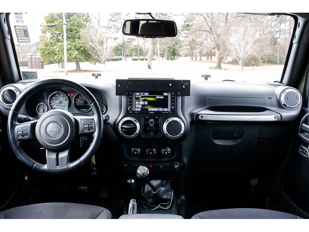 Used 2016 Jeep Wrangler Unlimited Rubicon w/ Connectivity Group image 12