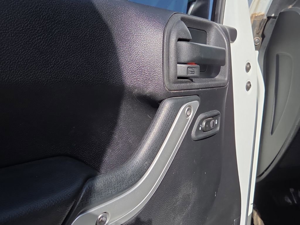 Used 2015 Jeep Wrangler Rubicon w/ Power Convenience Group image 12