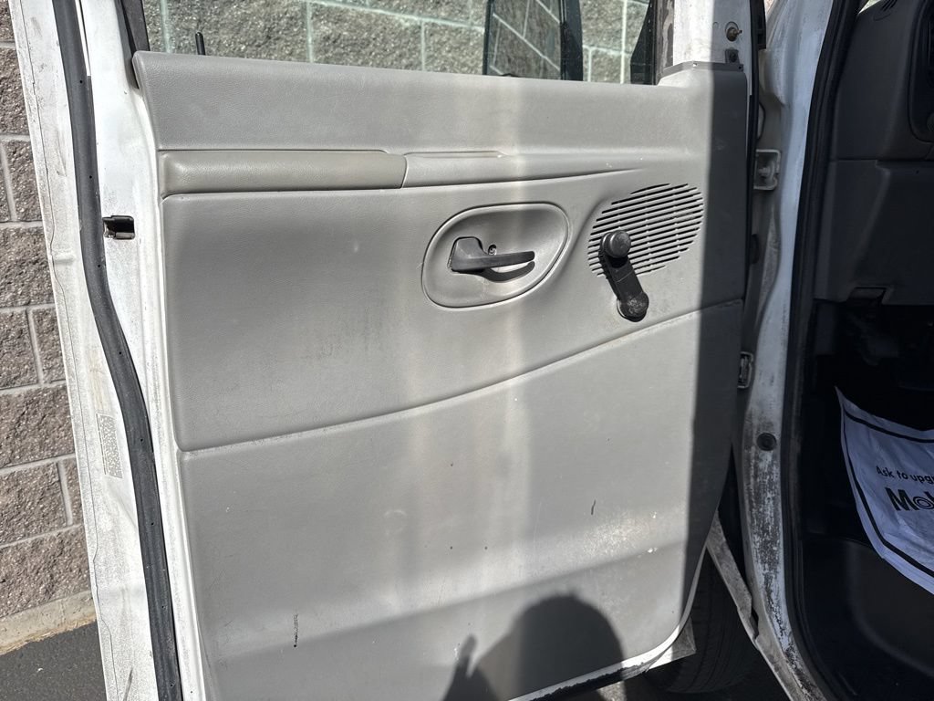 Used 2006 Ford E-350 and Econoline 350 Super Duty RWD image 10