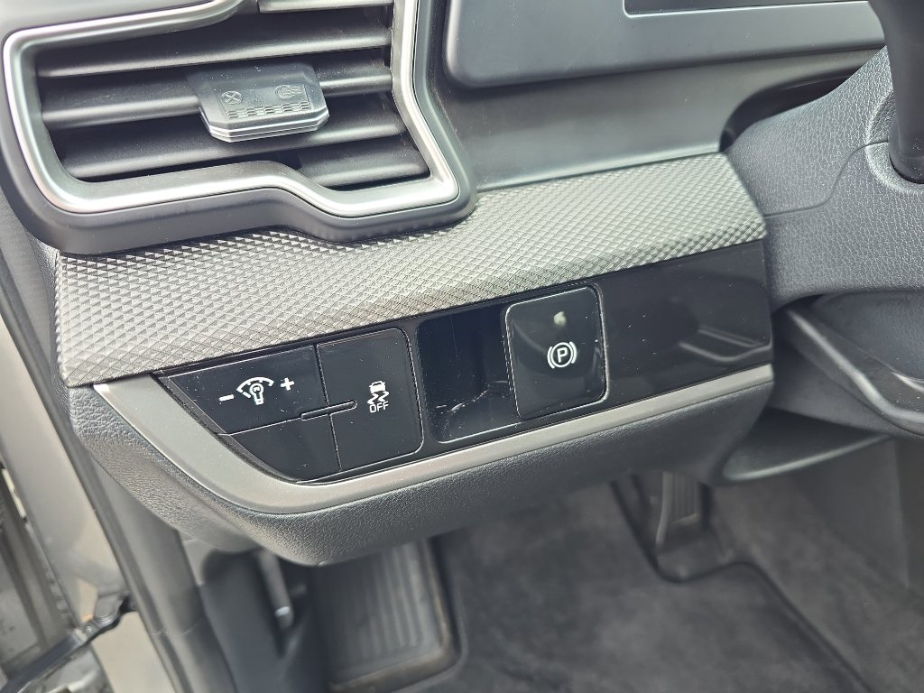 Used 2025 Kia Sportage LX image 12