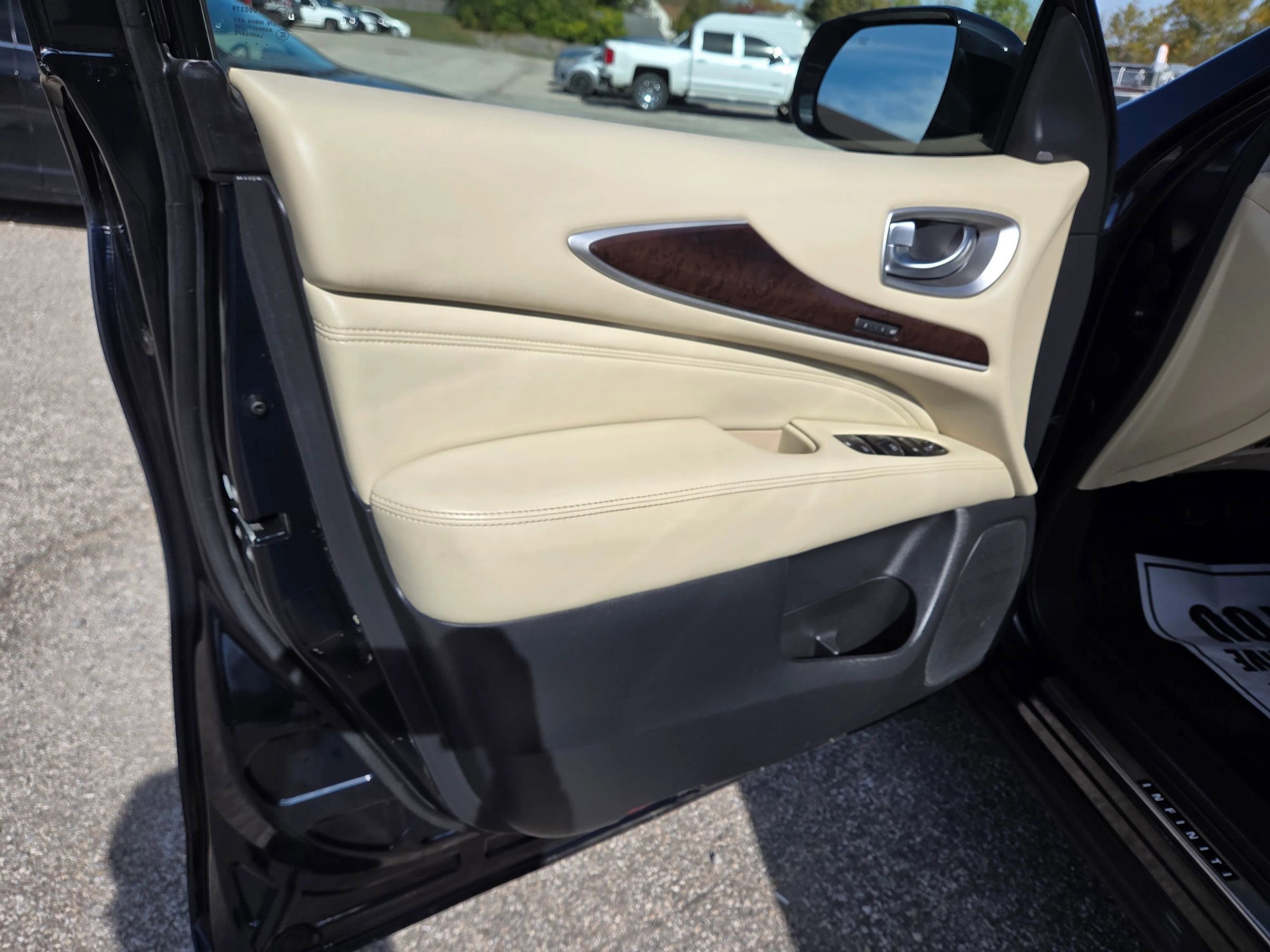 Used 2018 INFINITI QX60 Luxe w/ Deluxe Technology Package image 12