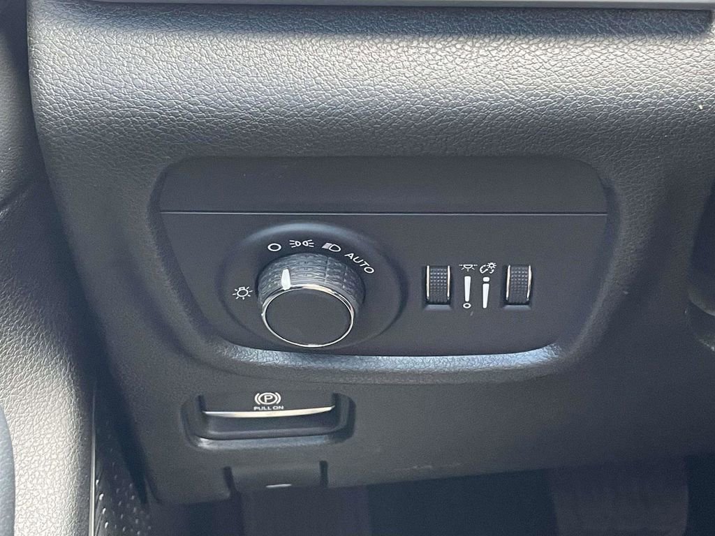 Used 2021 Jeep Grand Cherokee L Laredo image 27