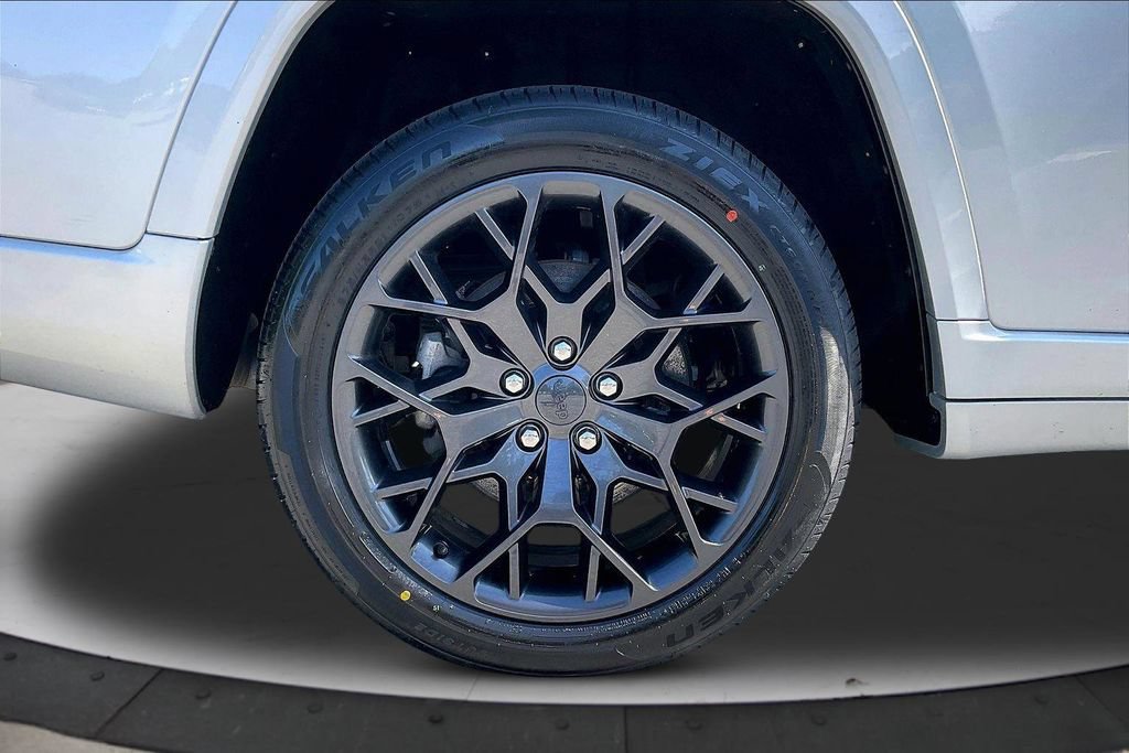 Used 2023 Jeep Grand Cherokee L Summit AWD/4WD image 39