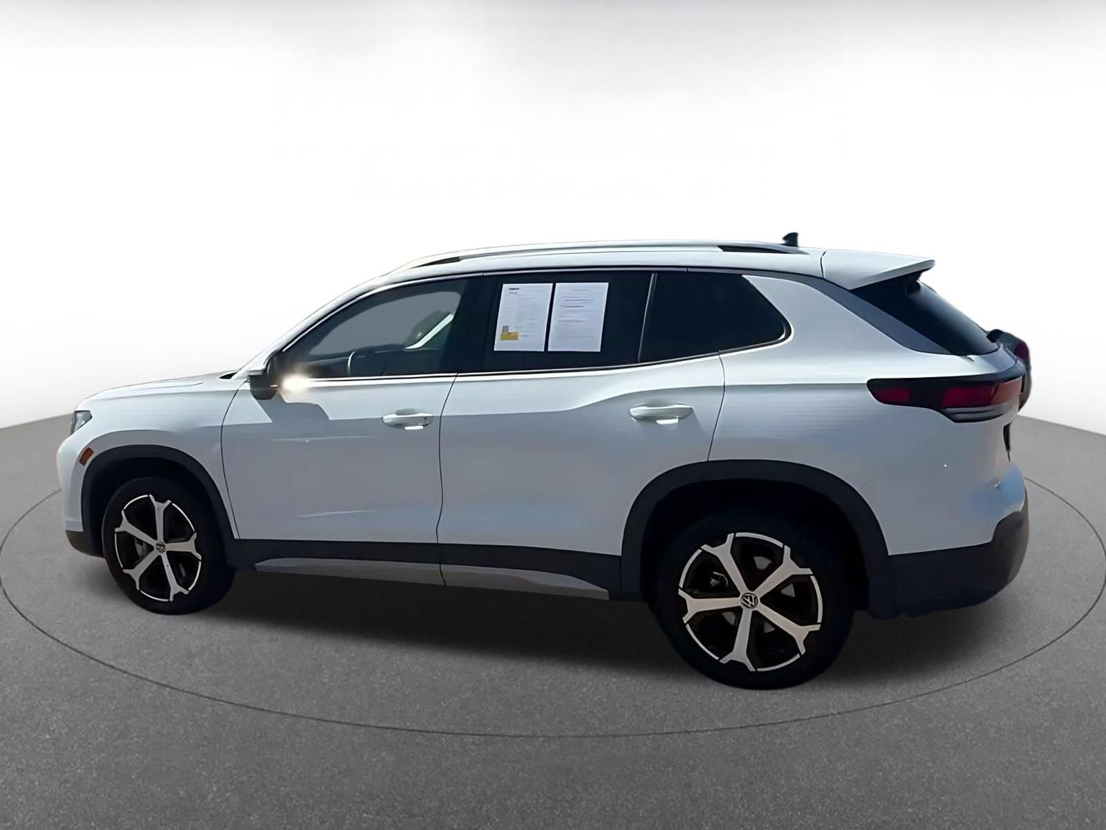 Used 2026 Volkswagen Tiguan SE AWD/4WD image 9