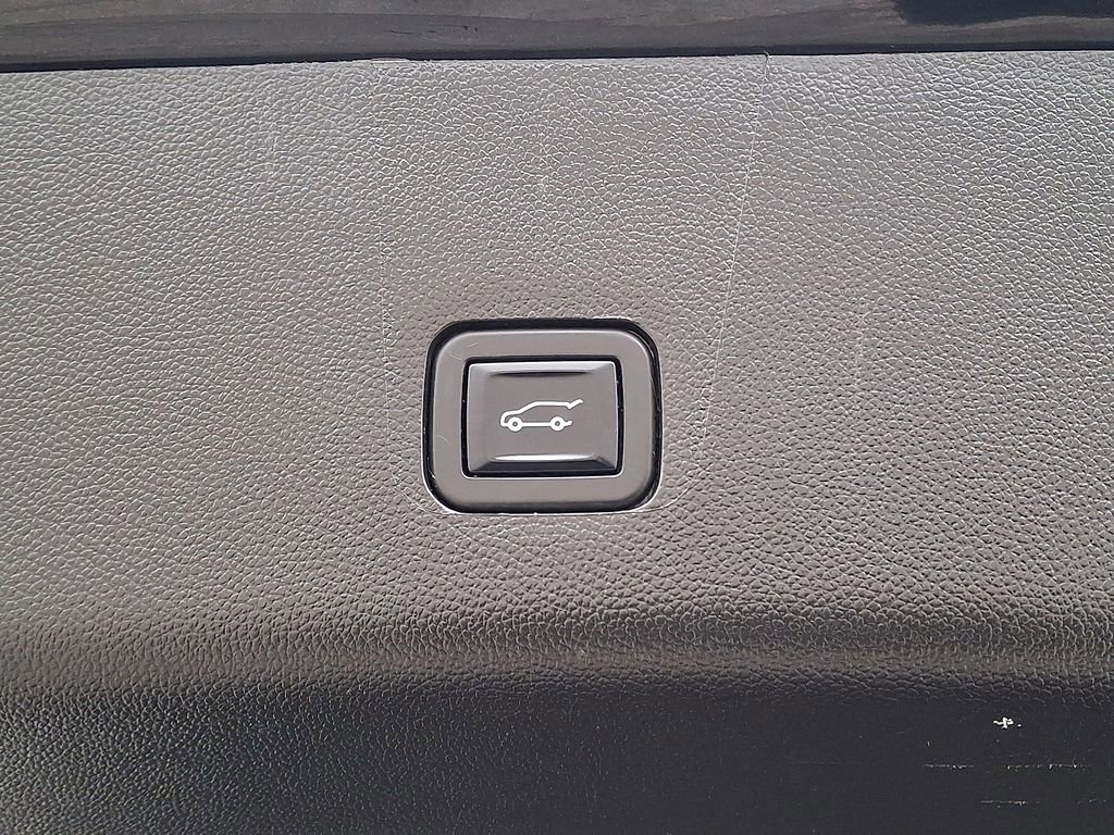 Used 2023 Chevrolet Traverse RS image 30