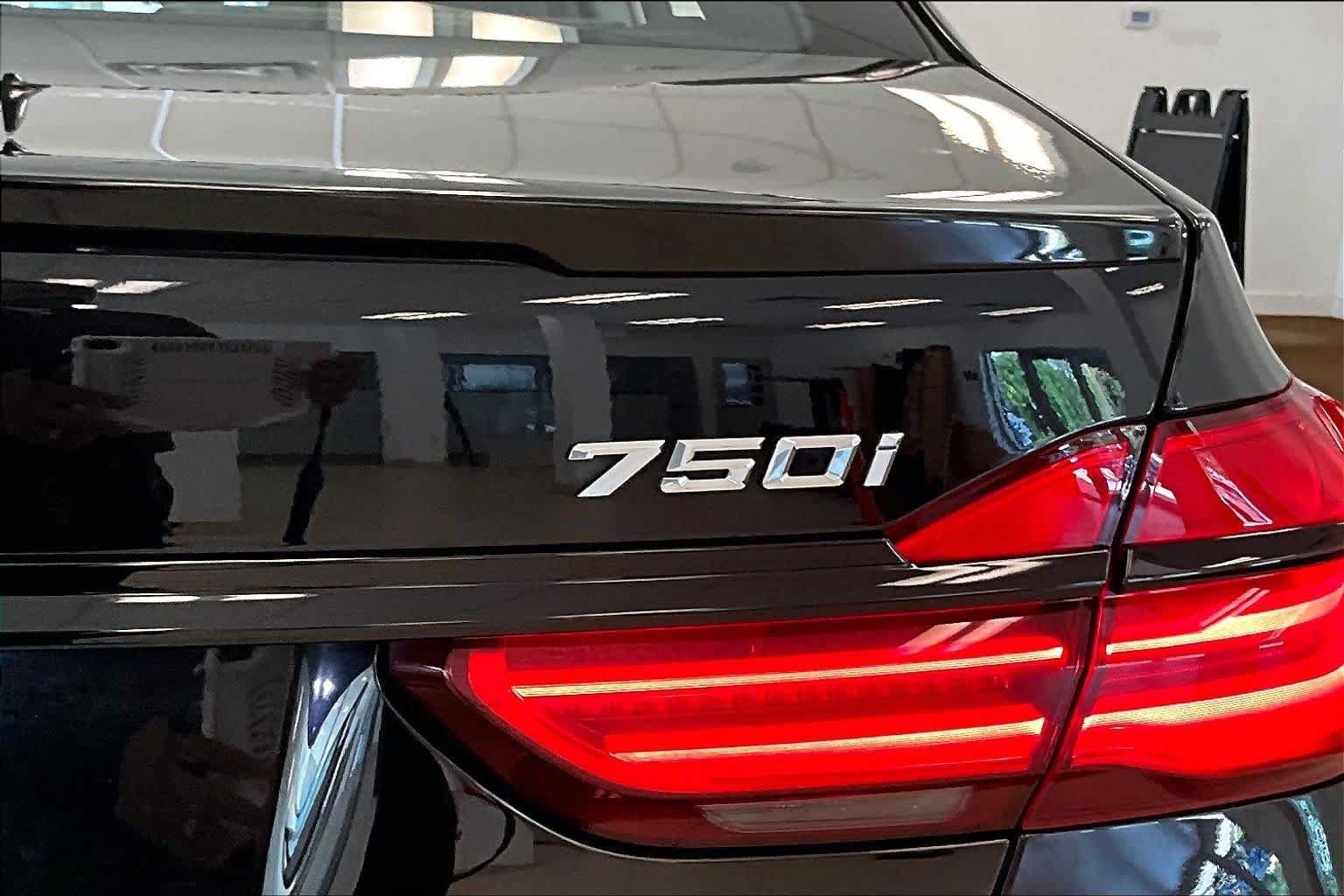 Used 2019 BMW 750i w/ Executive Package RWD image 27