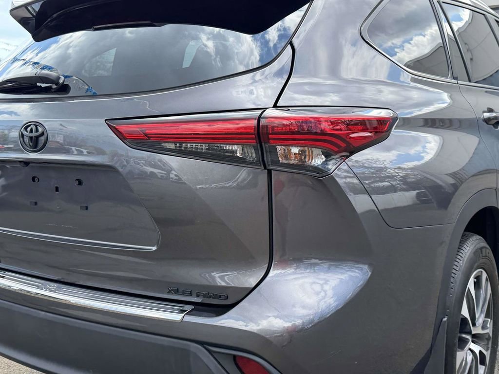 Used 2022 Toyota Highlander XLE AWD/4WD image 10