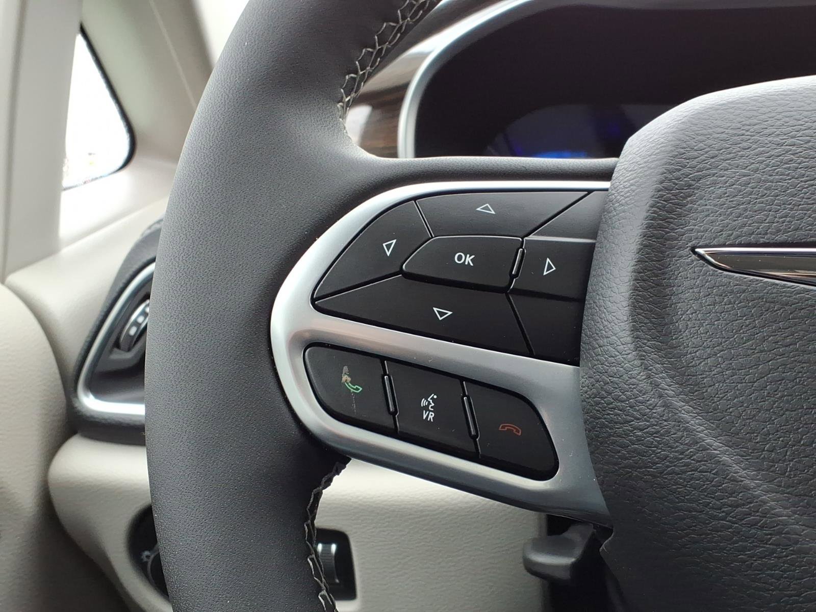 Used 2024 Chrysler Pacifica Limited image 27