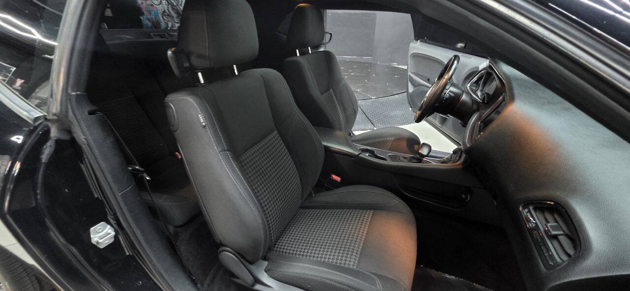 Used 2018 Dodge Challenger R/T w/ Driver Convenience Group RWD image 14