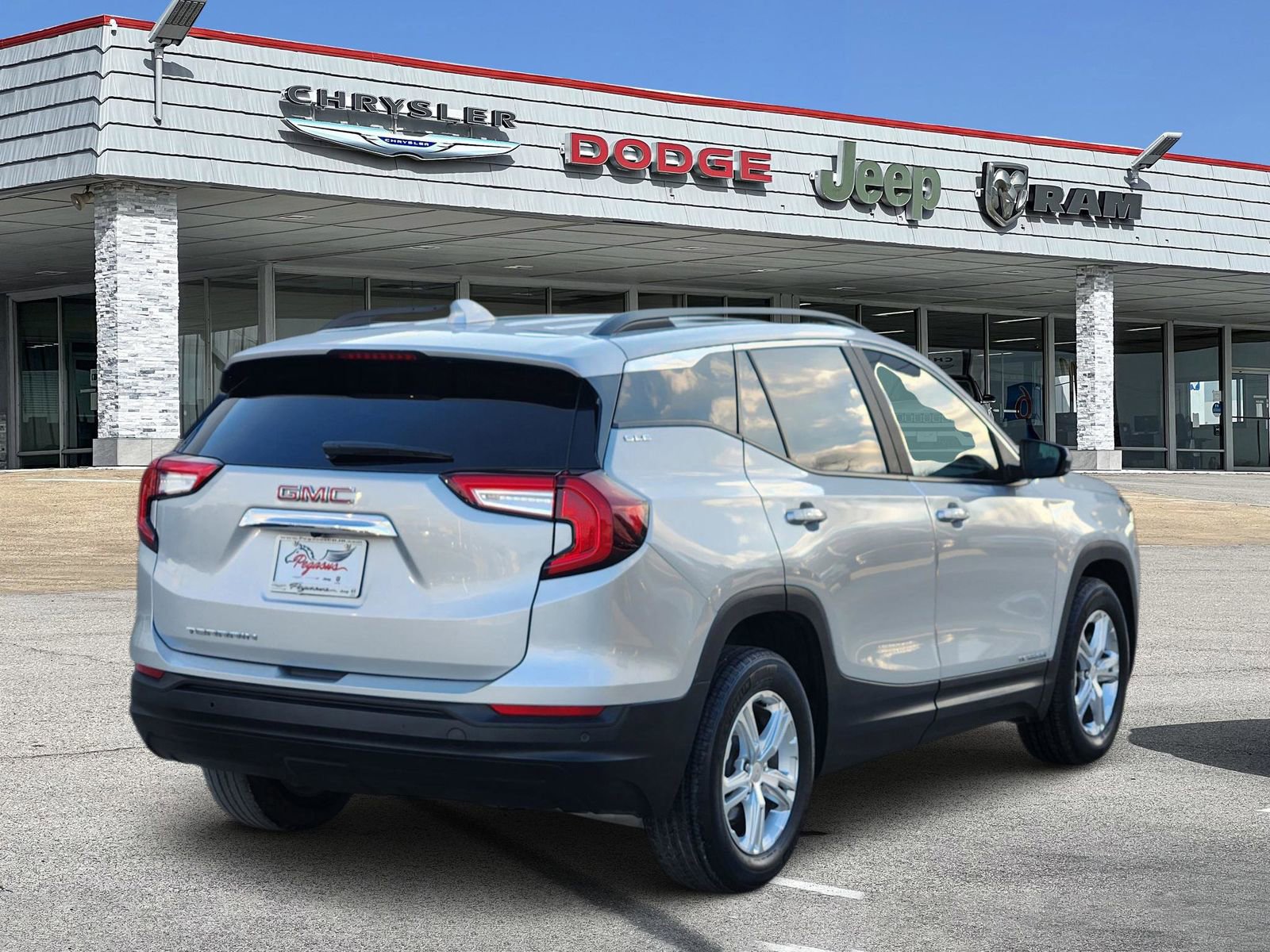 Used 2022 GMC Terrain SLE w/ Driver Convenience Package image 4