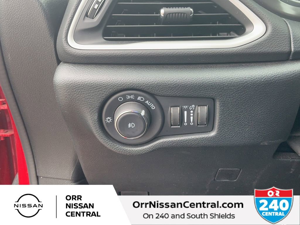 Used 2025 Chrysler Pacifica Select image 15