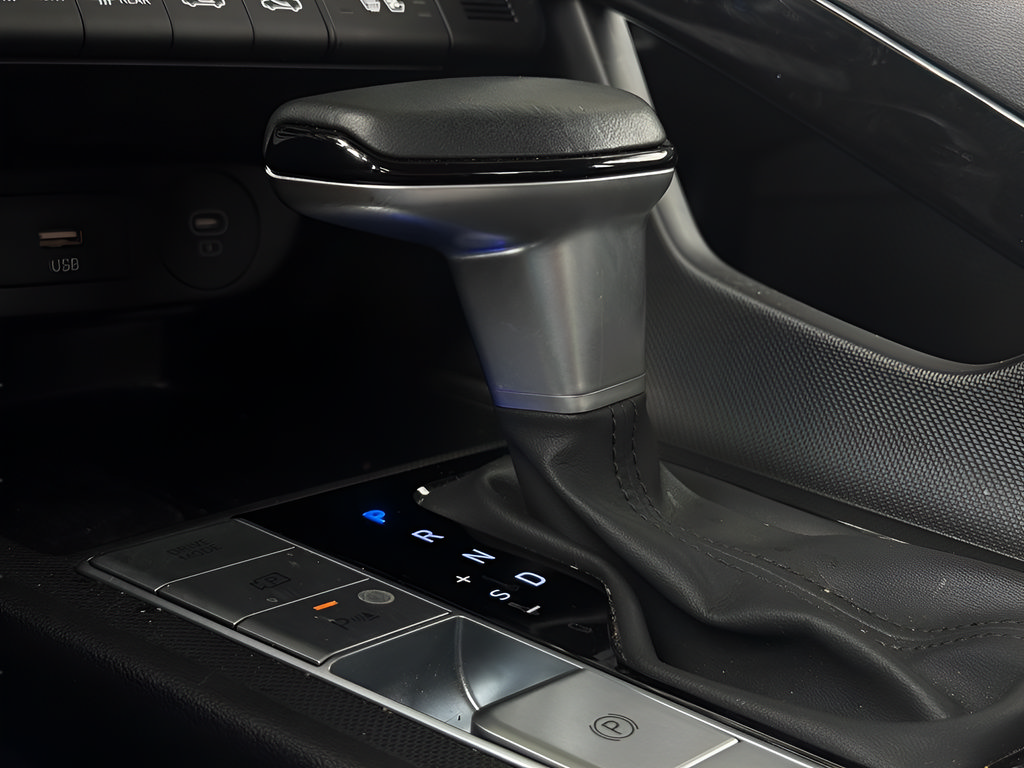 Certified 2024 Hyundai Elantra Limited FWD image 30