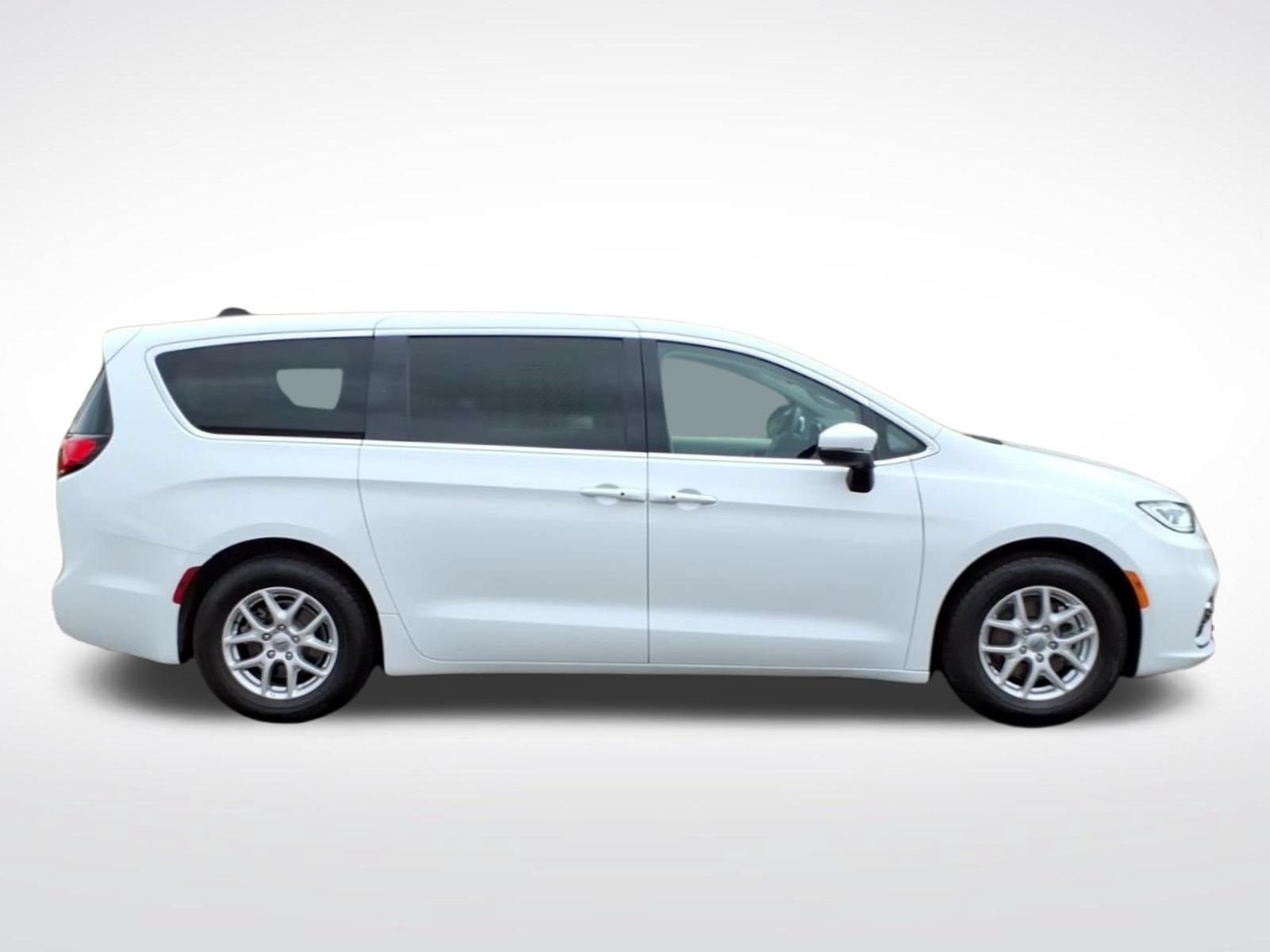 Used 2023 Chrysler Pacifica Touring-L FWD image 7