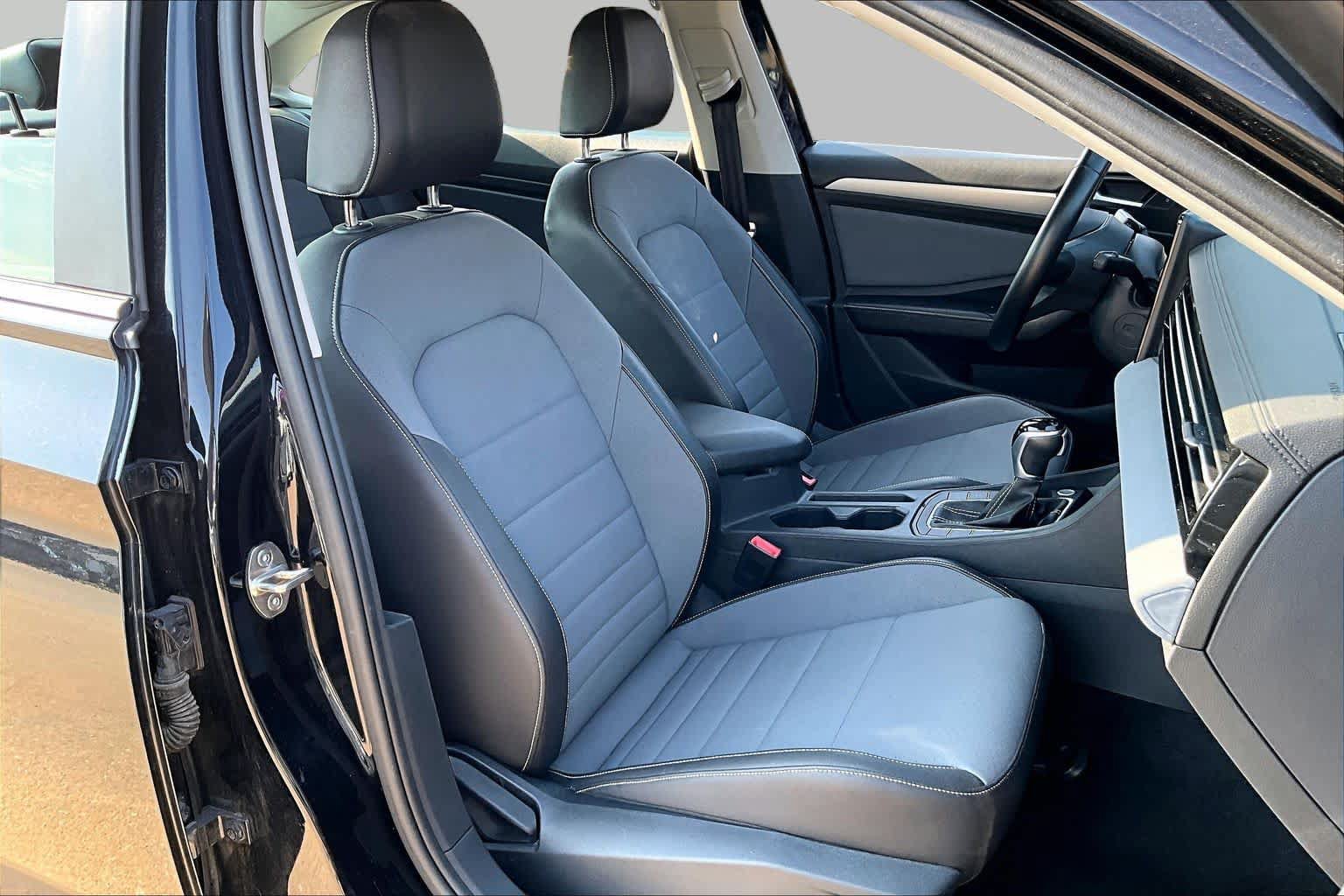 Used 2025 Volkswagen Jetta SE FWD image 8