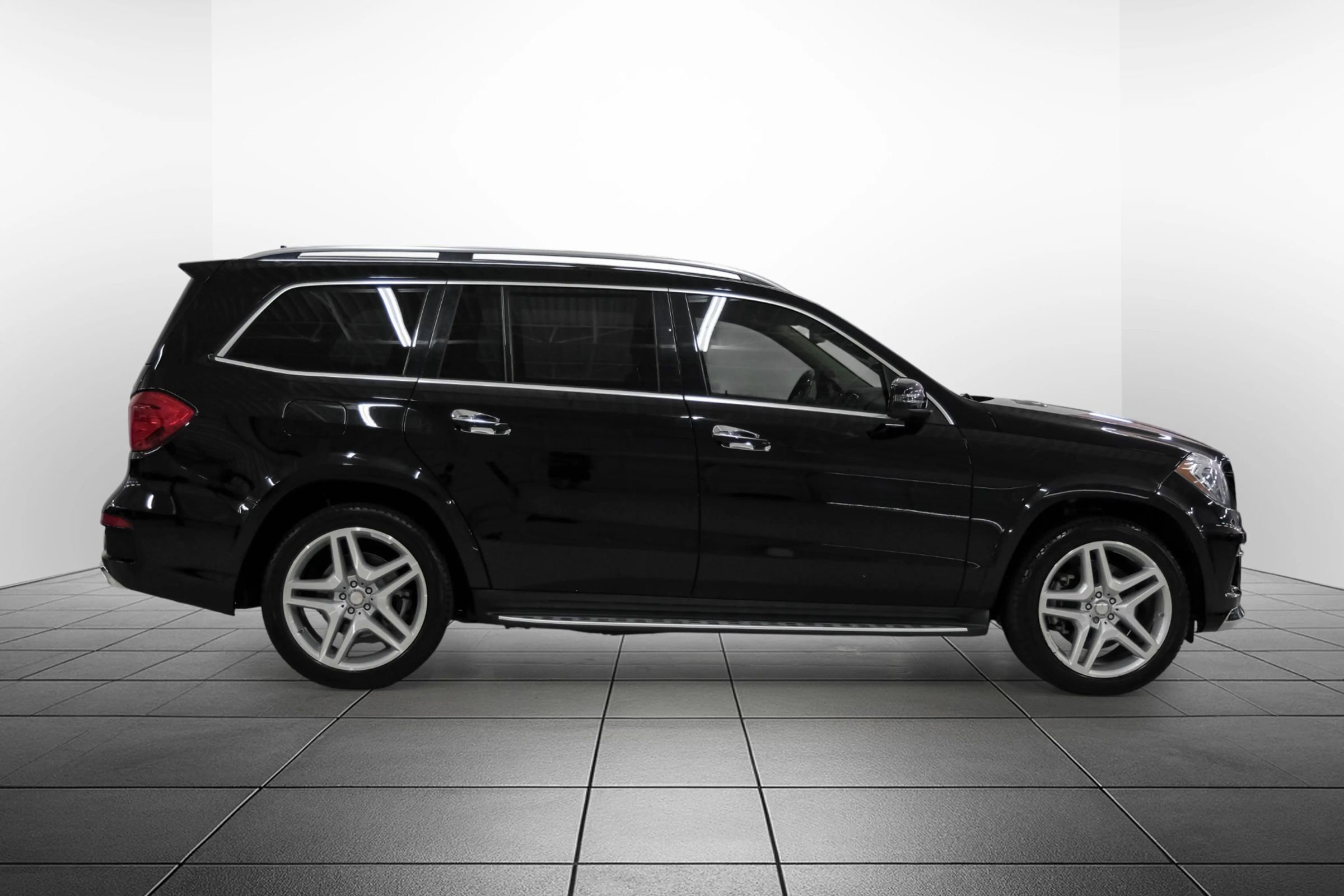 Used 2015 Mercedes-Benz GL 550 4MATIC image 7
