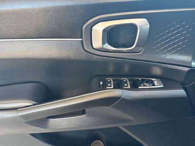 Used 2024 Kia Sorento LX FWD image 9