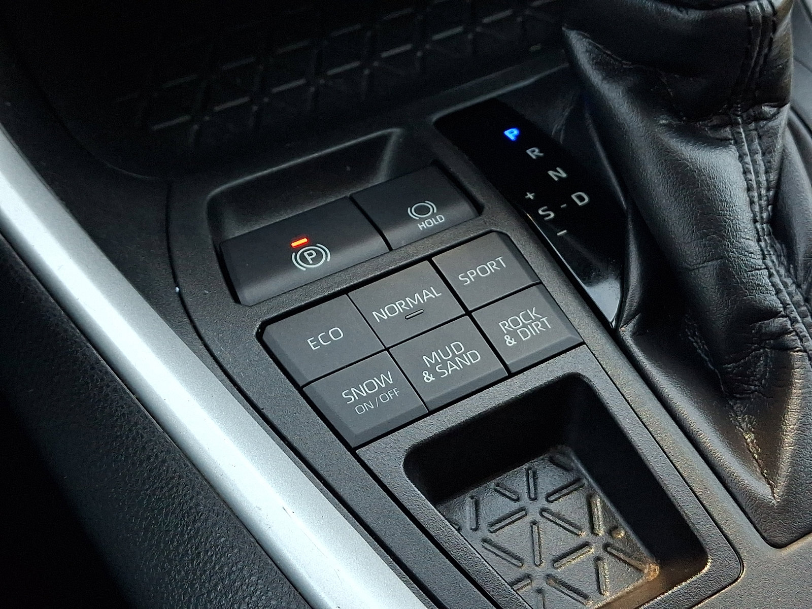Used 2020 Toyota RAV4 LE w/ All Weather Liner Package AWD/4WD image 25