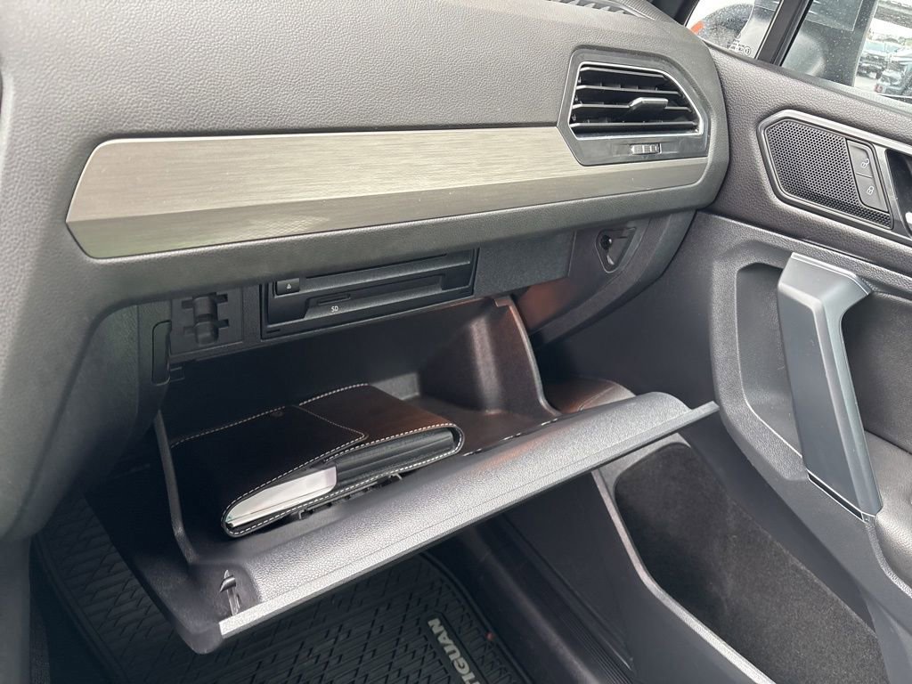 Used 2018 Volkswagen Tiguan SE w/ Panoramic Sunroof Package image 28