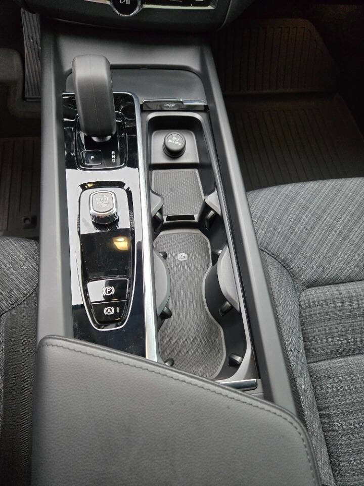 Used 2023 Volvo XC60 B5 Core image 41