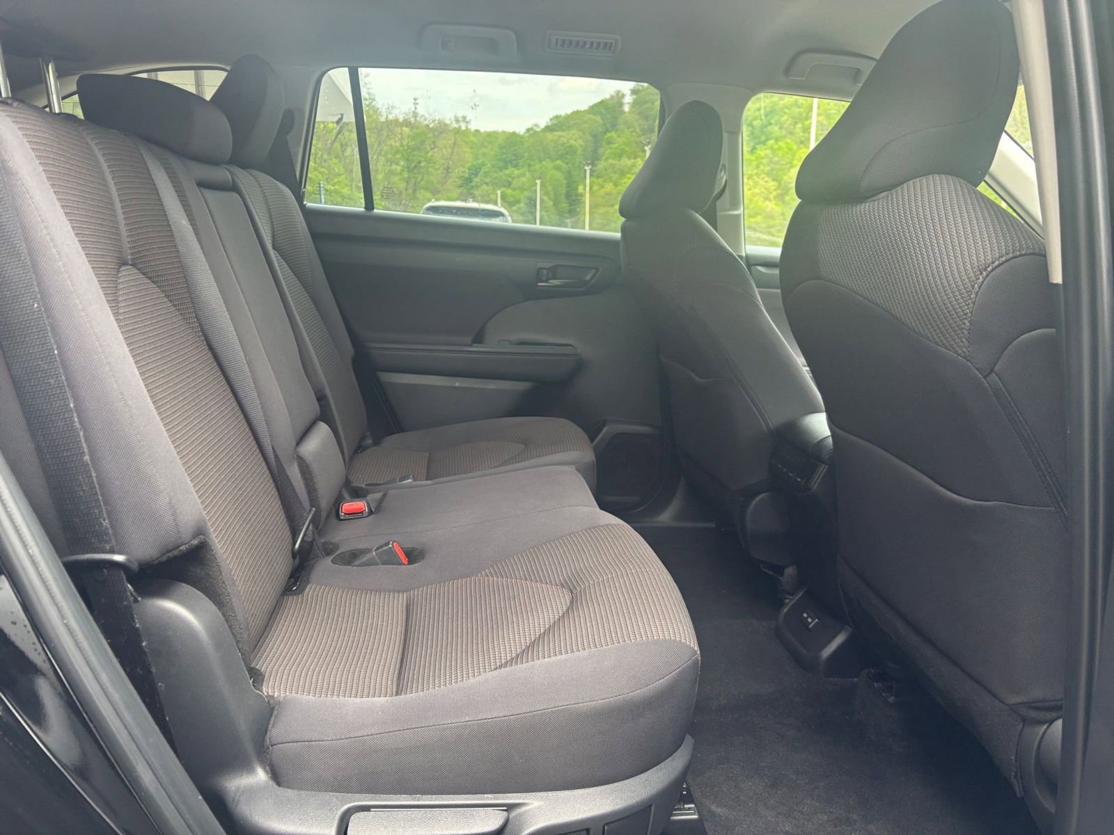 Used 2025 Toyota Highlander LE FWD image 42