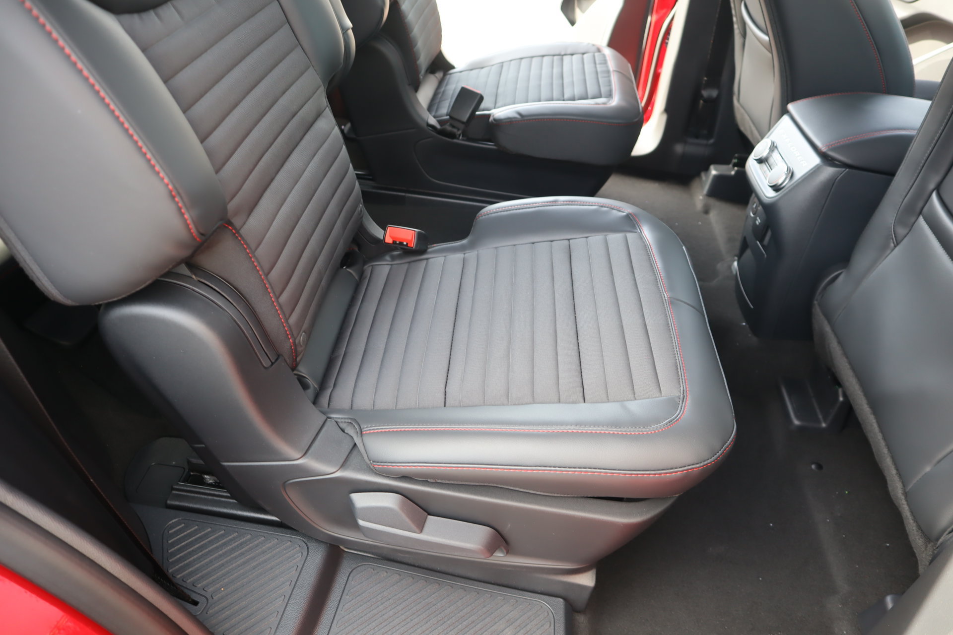 New 2026 Ford Explorer ST-Line w/ ST-Line Street Pack AWD/4WD image 16