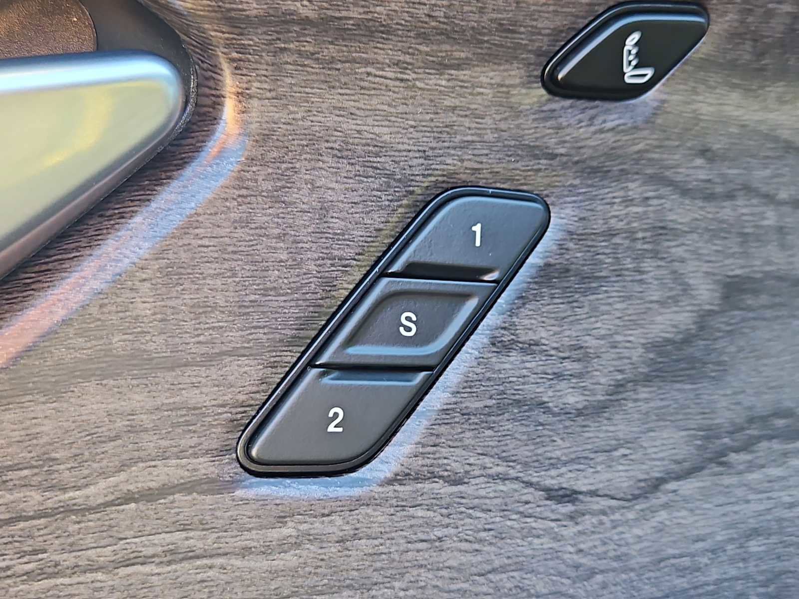 Used 2022 Jeep Grand Cherokee Overland w/ Luxury Tech Group IV image 21