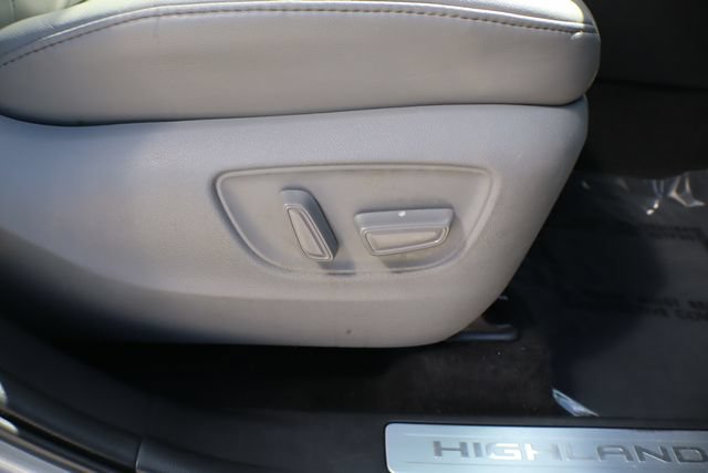 Used 2020 Toyota Highlander Limited FWD image 14