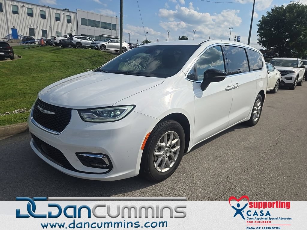 Used 2025 Chrysler Pacifica Select FWD image 1