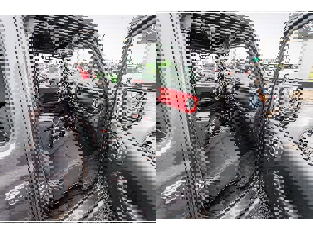 Used 2018 Jeep Wrangler Unlimited Rubicon w/ Dual Top Group image 21