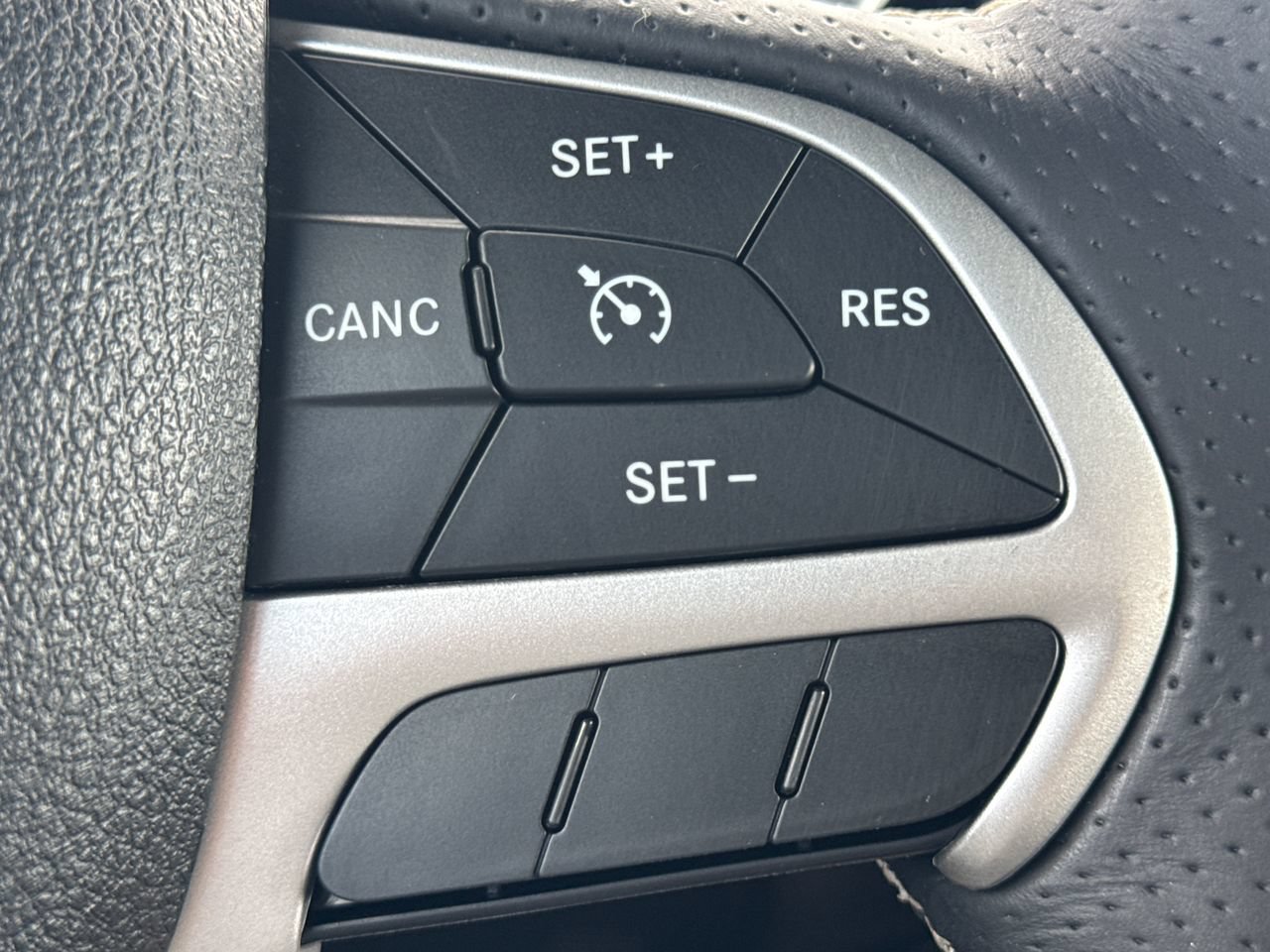 Used 2015 Dodge Challenger SRT RWD image 27