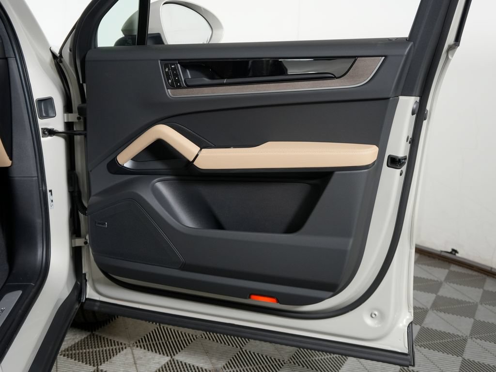 Certified 2026 Porsche Cayenne AWD/4WD image 36