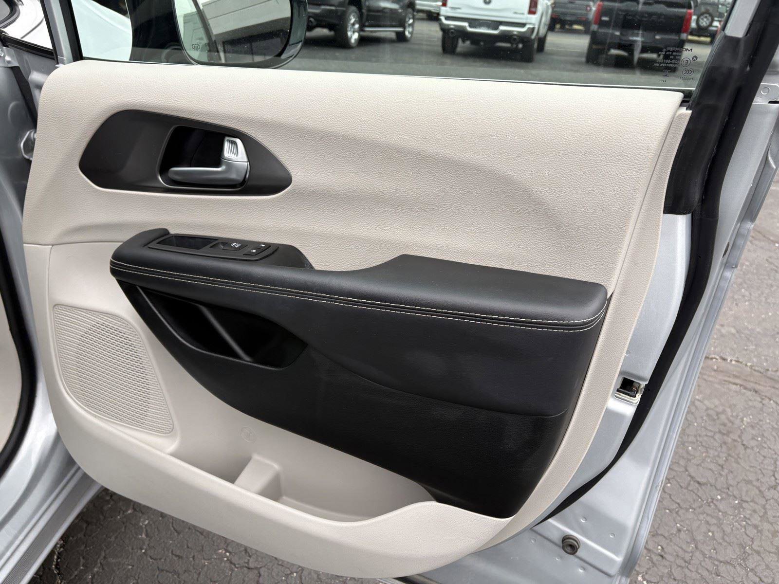 Used 2024 Chrysler Pacifica Touring-L FWD image 11